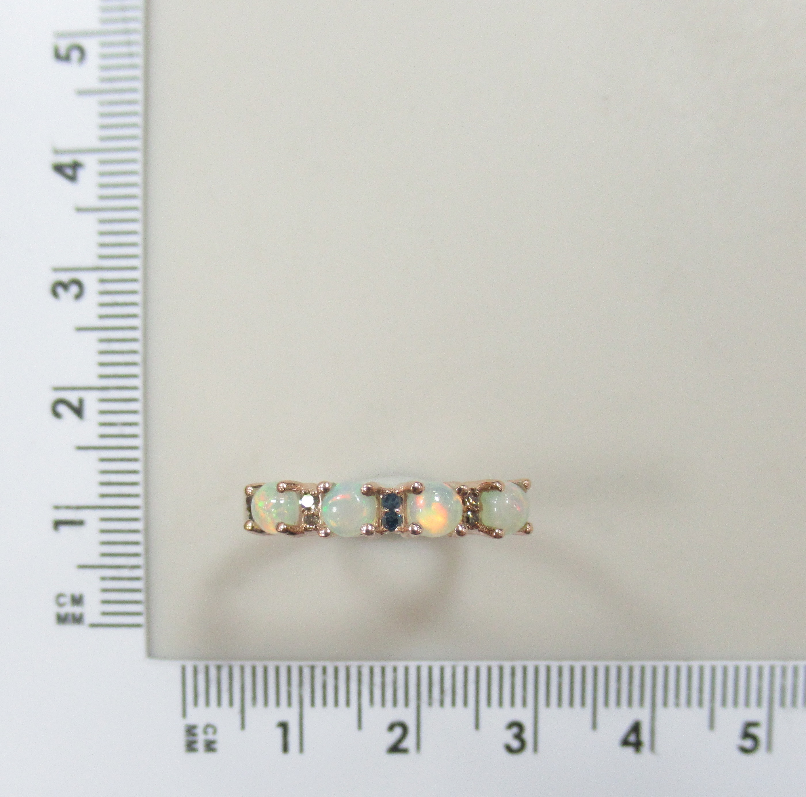 Серебряное кольцо с опалами и цветными бриллиантами